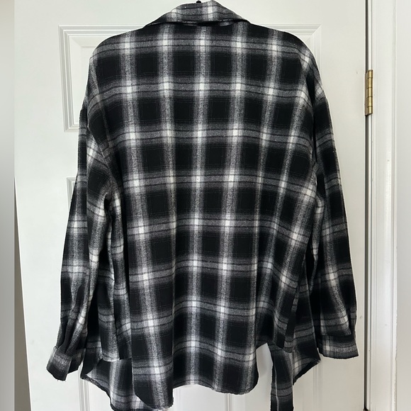 SHEIN Curve Plaid Button-Up - Size 1XL - Picture 2 of 3
